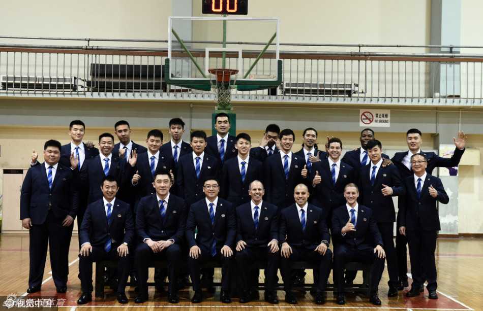 上海男篮群英谱:重温大鲨鱼崛起之路上的激情与梦想 教练组与外援们在训练场上开心交流,主帅刘鹏与助教高吉安神情专注,双外援弗雷戴特和亚布塞莱认真聆听战术部署