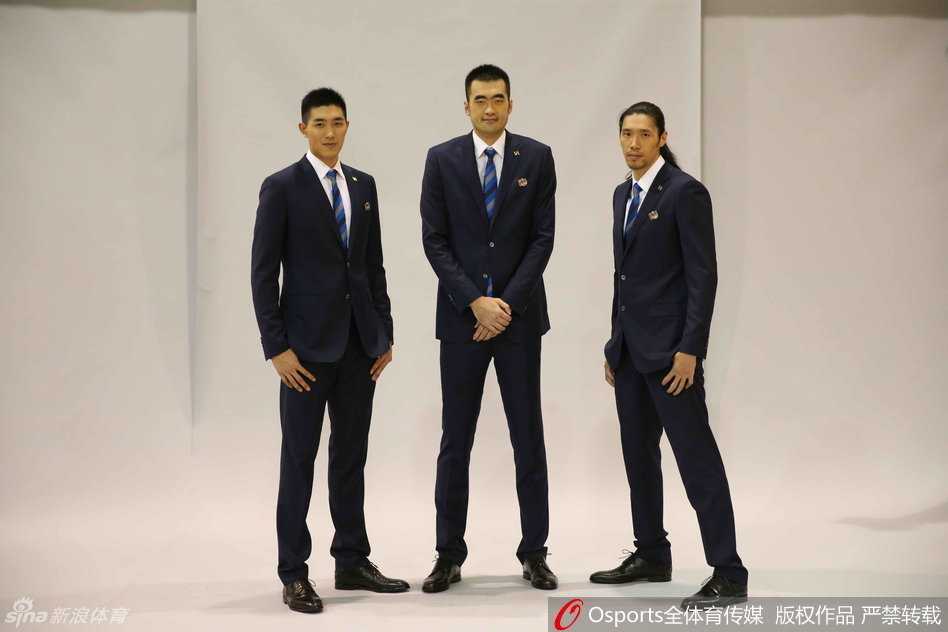 上海男篮群英谱:重温大鲨鱼崛起之路上的激情与梦想 亚布塞莱在训练中单手抓球高高跃起,展现出惊人的臂展与爆发力,仿佛要撕裂对手的防线