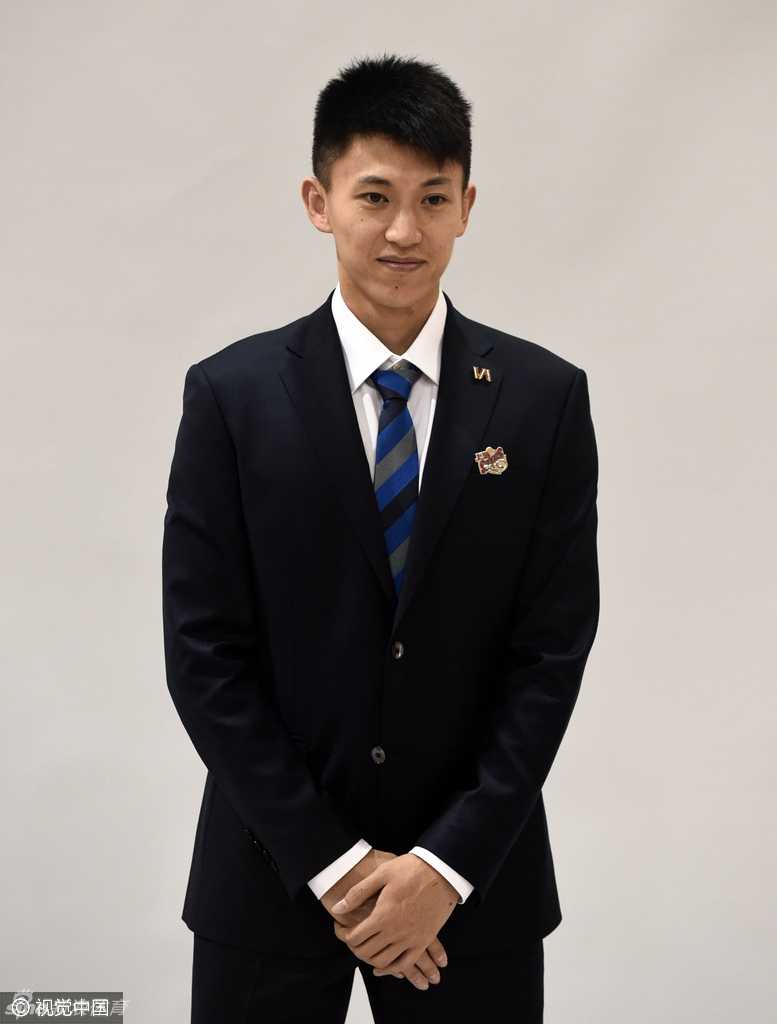 上海男篮群英谱:重温大鲨鱼崛起之路上的激情与梦想 弗雷戴特在热身活动中笑容灿烂,轻松命中投篮,他的自信与精准投射是上海男篮最可靠的得分保障