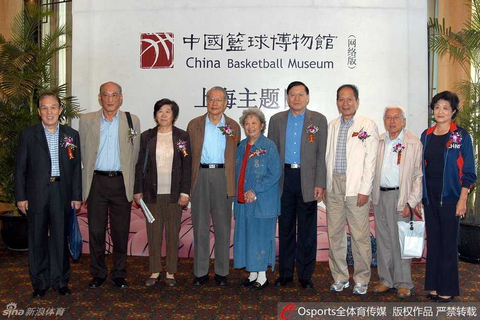 上海篮球传奇陈银宝:从五虎将到终身耕耘者,魂系篮坛永留芳 这是一幅令人动容的画面,年迈的陈银宝即使身形不再挺拔,但当他站在年轻球员中间指导时,眼神中流露出的专注与慈爱,仿佛在看着当年的自己,篮球的火种在这一刻无声传递。