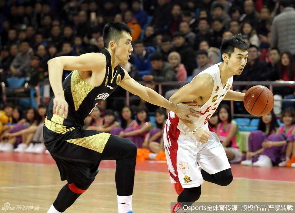 东北虎主场掀翻山东高速 CBA常规赛激战正酣 王治郅在赛前热身中神态轻松,标志性的勾手投篮引来场边观众阵阵欢呼,这位老将的每一个动作都彰显着深厚的篮球功底。