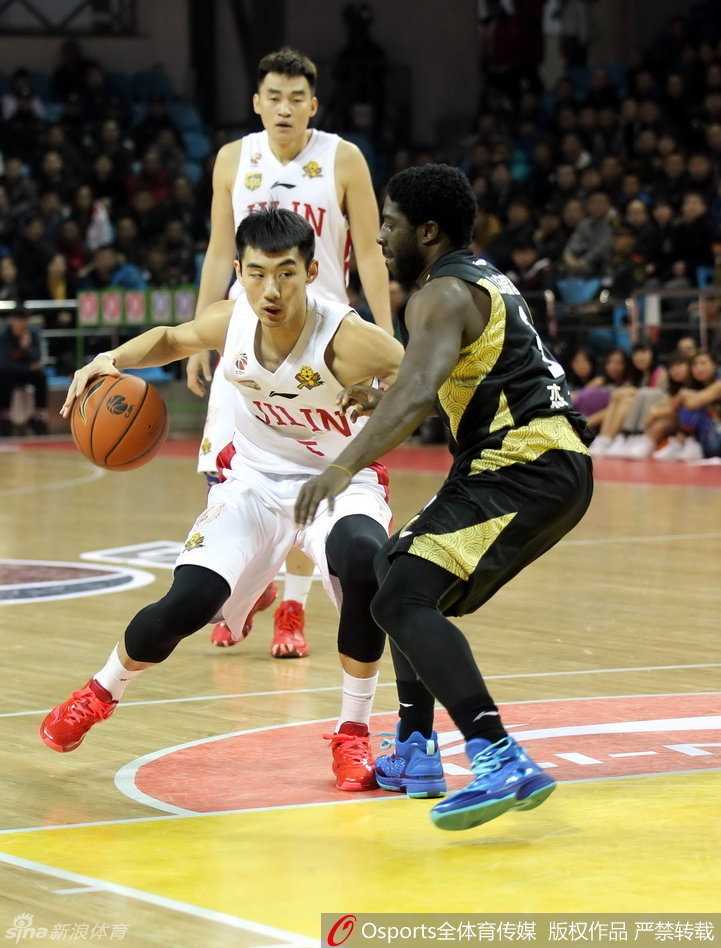 东北虎主场掀翻山东高速 CBA常规赛激战正酣 篮下强打!山东队陶汉林在吉林队多人围堵下依然强行起跳,他利用宽厚的身体卡住位置,硬生生地将球放入篮筐,展现了极强的内线统治力。