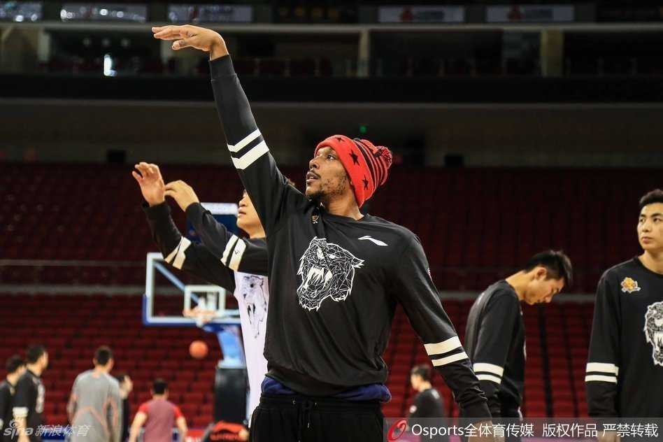 东北虎静候京城劲敌 初露锋芒 身高臂长的拉莫斯正在进行拉伸热身,庞大的身躯展现出不为人知的柔韧性,一丝不苟