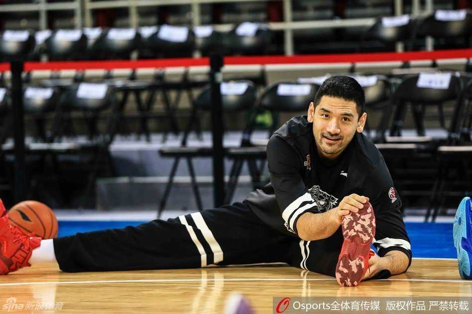东北虎静候京城劲敌 初露锋芒 约什在训练师陪同下进行投篮练习,皮球划出优美弧线稳稳入框,眼神专注而犀利