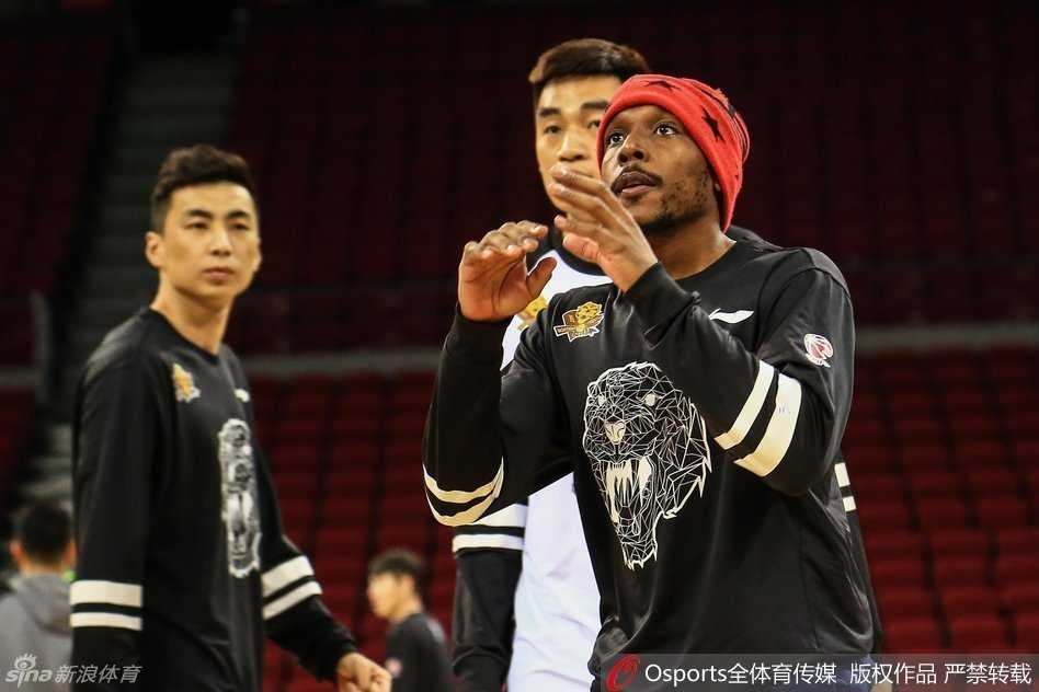 东北虎静候京城劲敌 初露锋芒 崔晋铭在投篮训练中手感火热,篮球空心入网,吉林核心正在调试准星瞄准强敌