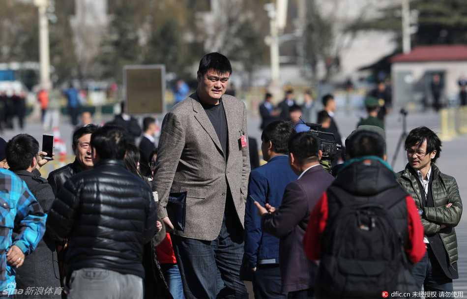 两会风云录:姚明刘翔遭遇围堵,人民大会堂前的明星委员众生相 在人群的簇拥下,巨人姚明微微低头,仿佛一座移动的铁塔,从层层包围的记者缝隙中艰难地向大会堂入口移动。