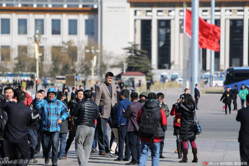 两会风云录:姚明刘翔遭遇围堵,人民大会堂前的明星委员众生相 面对蜂拥而至的话筒和镜头,刘翔被淹没在记者的围堵中,他的表情显得淡然甚至有些冷漠,静静地随着人群向前移动。