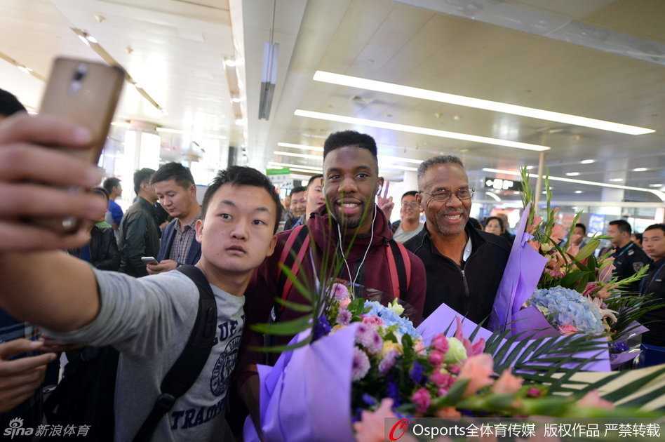 科尔举起手机，将身后热情的济南球迷们纳入镜头，大家一起比出胜利手势，完成了一张意义非凡的自拍大合影。