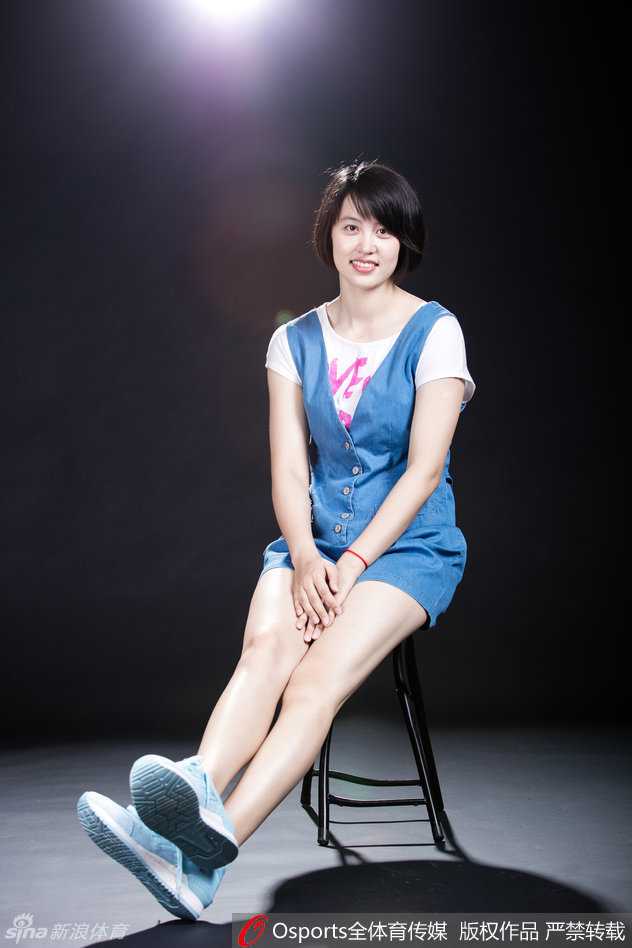 齐钰和齐思特姐妹同框，两人身着队服相视一笑，眉眼间流露着亲人般的默契与战友间的深厚情谊，温暖了赛场边的镜头。