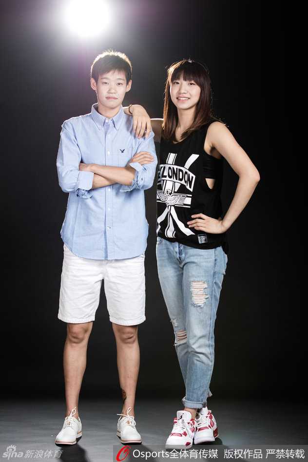 张芷婷在篮下高高跃起拼抢篮板，双手如同磁铁般牢牢控制住球权，作为内线定海神针，她的存在让对手的突破屡屡无功而返。