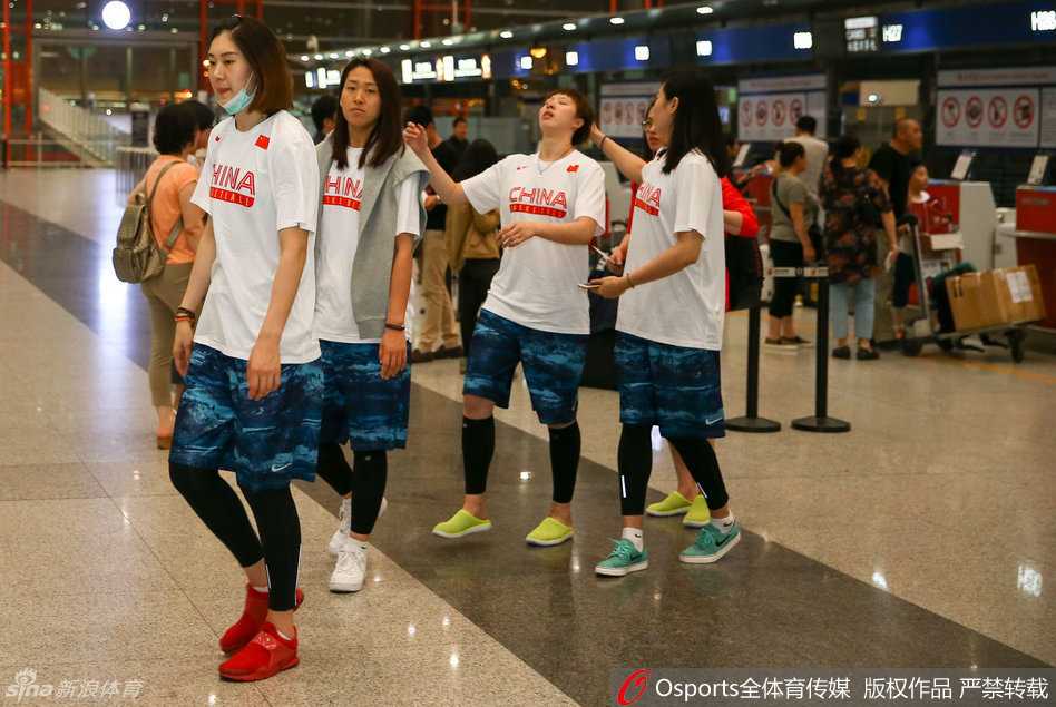 老将陈楠在禁区内卡位要球，肌肉线条在对抗中紧绷，眼神中透露出不服输的坚毅，她是这支年轻队伍最可靠的定海神针。