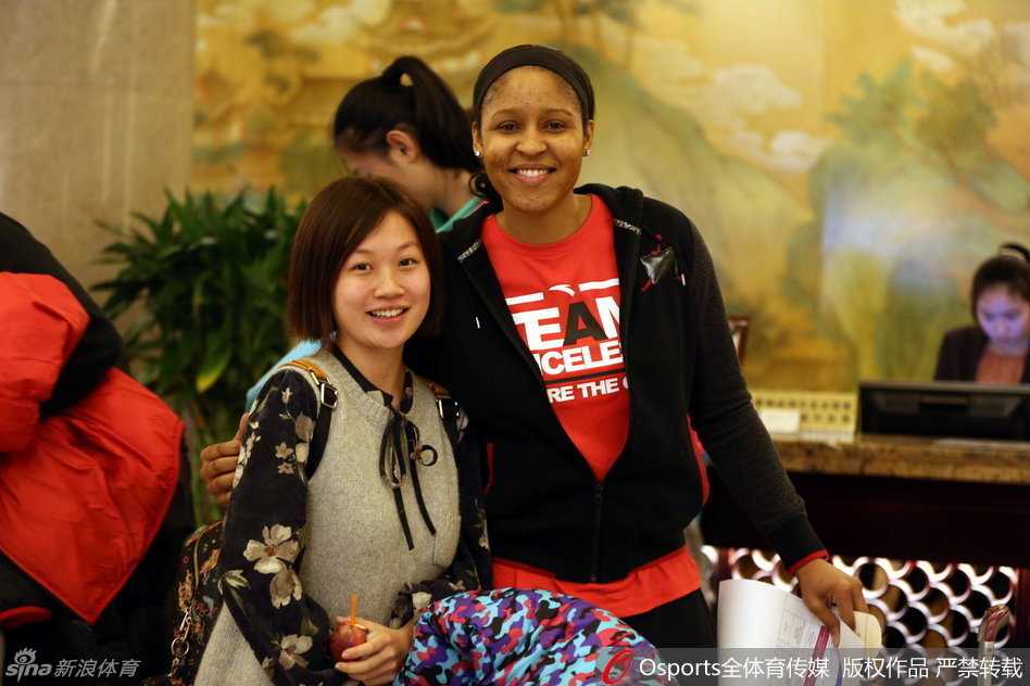 中国女篮黄金一代的璀璨瞬间:从玛雅摩尔到赵爽李梦的赛场芳华 WNBA传奇球星玛雅-摩尔现身赛场边,面带温暖笑容满足球迷合影要求,毫无巨星架子