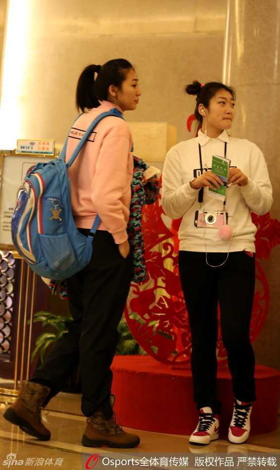 中国女篮黄金一代的璀璨瞬间:从玛雅摩尔到赵爽李梦的赛场芳华 女篮国手赵爽在训练场边悠然回眸,发丝轻扬,眼神清澈透亮宛如邻家学姐