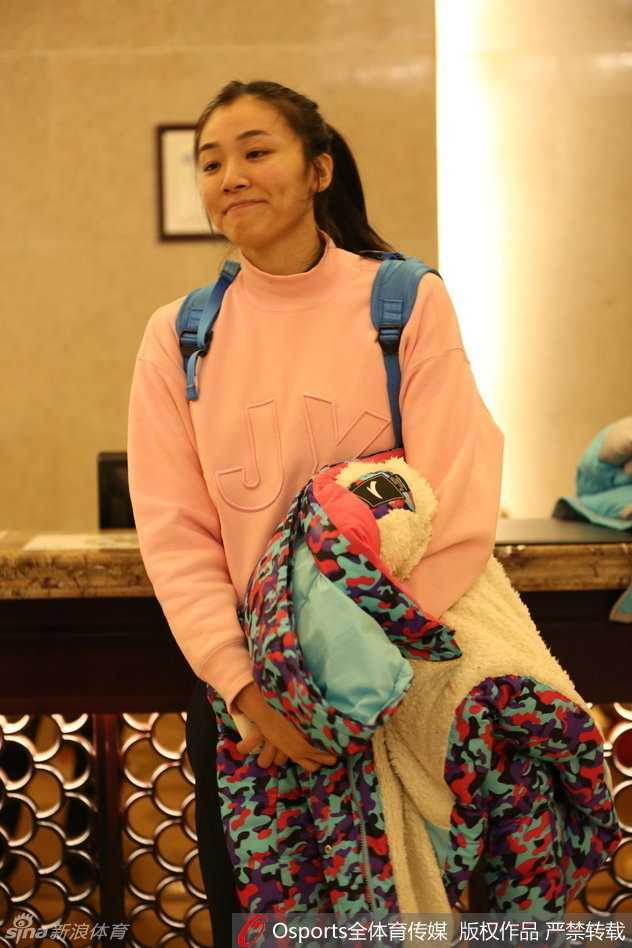 中国女篮黄金一代的璀璨瞬间:从玛雅摩尔到赵爽李梦的赛场芳华 队长露雯在赛场上展露自信微笑,双手叉腰神情轻松,尽显女篮核心的从容气质