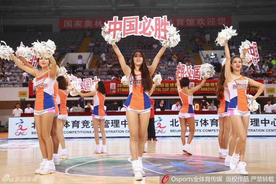 中国必胜赛场上的炫动金发风暴 炫动热舞瞬间,金发宝贝们随着强劲节奏整齐舞动,修长身姿在灯光下投射出动感剪影,将赛场气氛推向了高潮顶点。