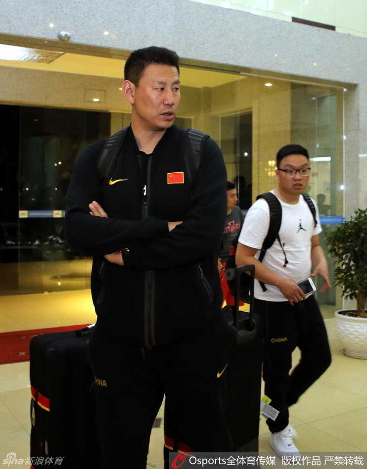 球员们正在酒店前台有序地办理登记入住，领队和工作人员在一旁协调，确保每一位队员都能尽快安顿下来，为接下来的高原集训做好充分准备。