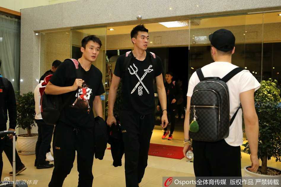 已经抵达酒店的队员们在大堂内稍作聚集，虽然主教练尚未归位，但领队和助理教练正在有序地安排事务，这支年轻的队伍即将在高原开启挥汗如雨的奥运冲刺模式。