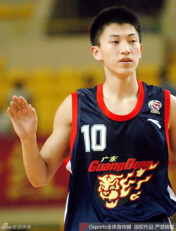 中国男篮刘晓宇:从长春高中走到上海滩的传奇控卫 球场上刘晓宇高高跃起单手扣篮,身体在空中完全舒展,展现出惊人的爆发力