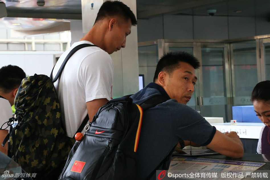 郭艾伦笑得前仰后合，眼睛眯成了一条缝，似乎听到了全世界最好笑的笑话