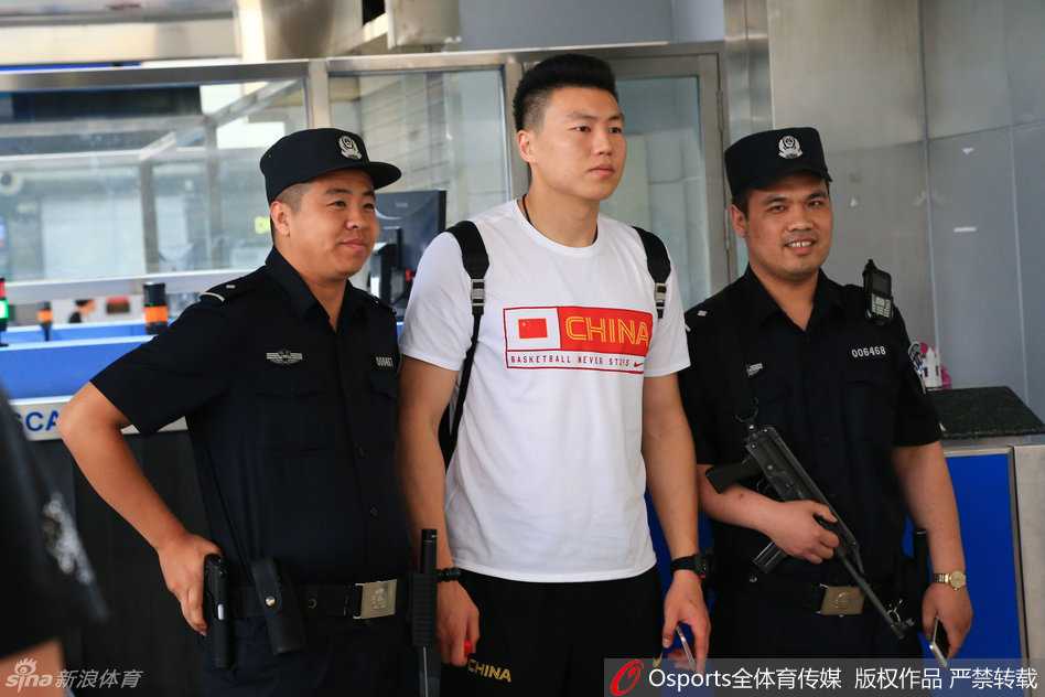 核心易建联在镜头前略显严肃地办理着赴美前的各种繁杂手续，眼神中透着对未来的坚定