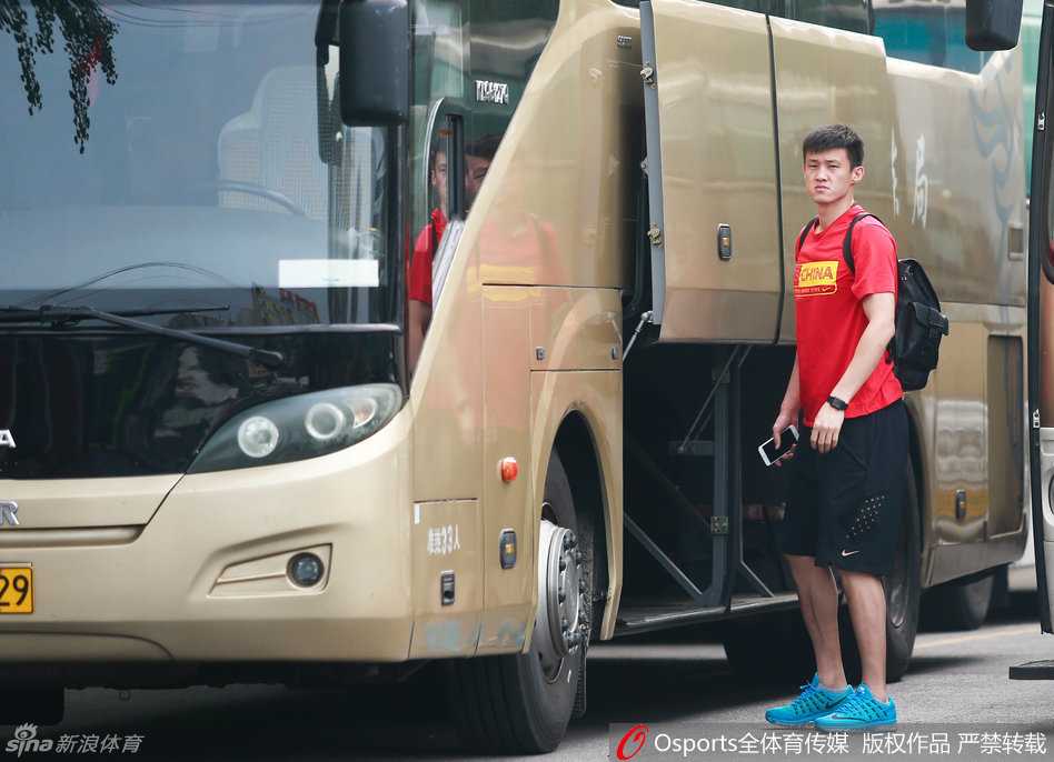 男篮将士抵达宜兴，易建联与周琦在队友簇拥下走出车站，神情轻松而坚定，仿佛对即将到来的对决胸有成竹。