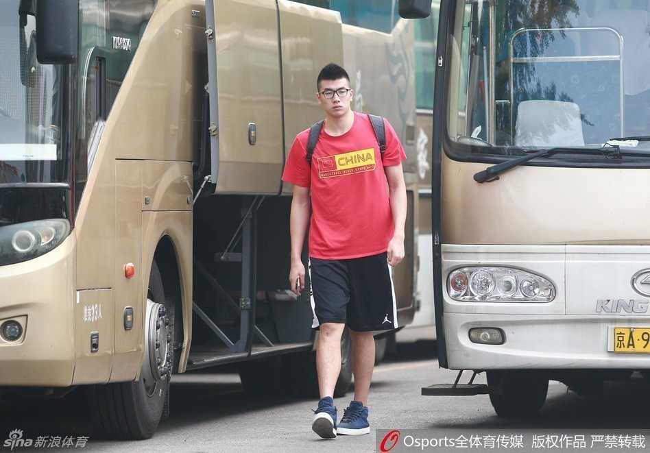 郭艾伦运球高速推进反击，面对法国队的围追堵截，他眼神坚毅，试图在人缝中寻找传球或上篮的机会。