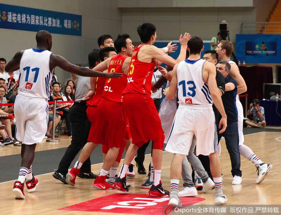 法国队教练组神情激动地冲到场边，手指场内大声咆哮，对裁判的判罚表达强烈抗议