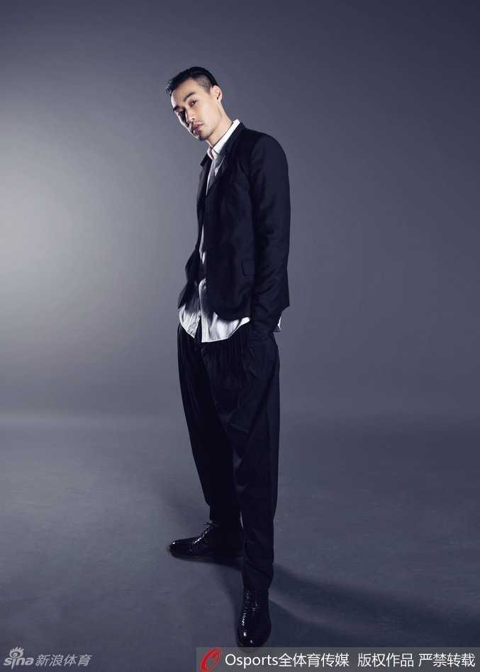 中网记忆:张帅的憾负与纳达尔的离别 迪米特洛夫获胜后激情庆祝,他握拳怒吼,身后的纳达尔显得十分失落