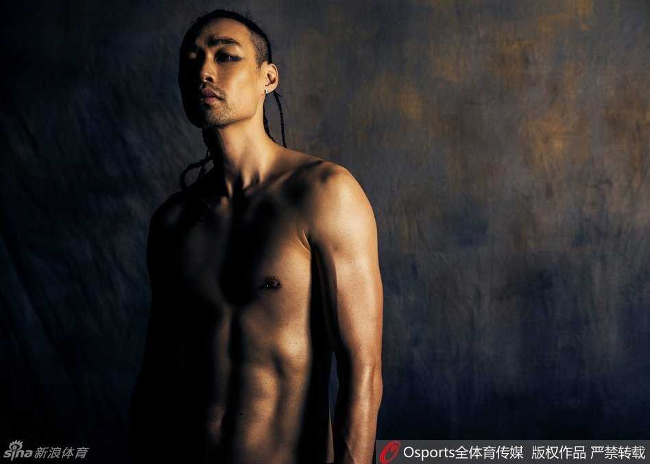 中网记忆:张帅的憾负与纳达尔的离别 张帅目光如炬,在底线奋力挥拍,她的白色战袍在夜场的灯光下格外醒目