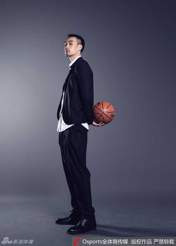 中网记忆:张帅的憾负与纳达尔的离别 看台上热情的中国球迷挥舞着国旗,他们的脸上画着油彩,为心中的偶像呐喊助威