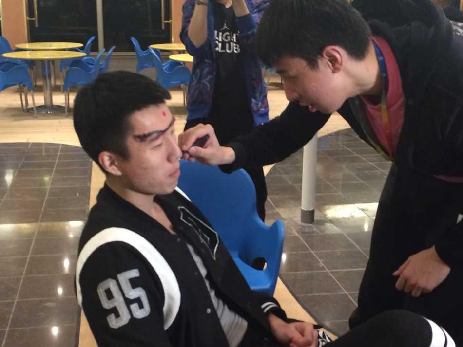 乘风破浪的篮球梦:江苏肯帝亚男篮海上嘉年华全记录 江苏肯帝亚男篮全体队员在歌诗达幸运号邮轮甲板上集结,背景是无垠的蔚蓝海面,海风吹拂着他们的球衣,象征着一次前所未有的跨界出征。