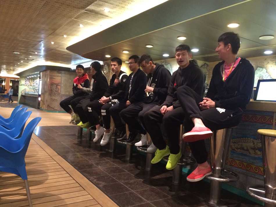 乘风破浪的篮球梦:江苏肯帝亚男篮海上嘉年华全记录 由于甲板下雨,互动游戏临时改到了四楼的Disco舞厅,球员在指压板上光脚跳绳,脸上被队友用化妆品画得五颜六色,搞怪的造型引得现场球迷捧腹大笑。