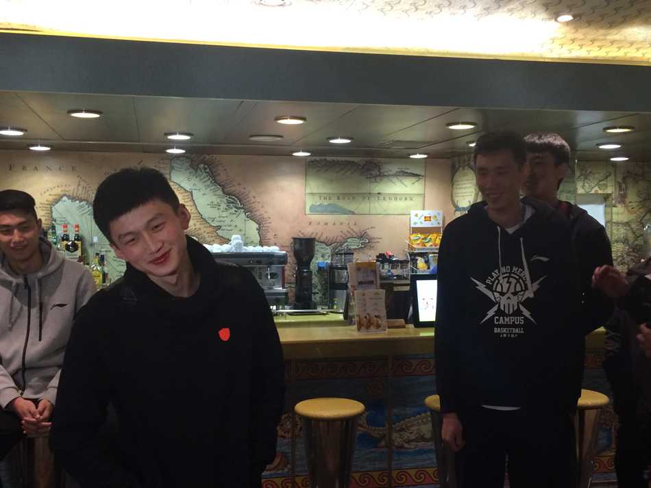 乘风破浪的篮球梦:江苏肯帝亚男篮海上嘉年华全记录 4月27日清晨,歌诗达幸运号缓缓靠岸上海吴淞港,球员们背着行囊在舷梯上挥手告别,甲板上“海上篮球嘉年华完美落幕”的横幅见证了这段为期六天五晚的奇妙旅程。