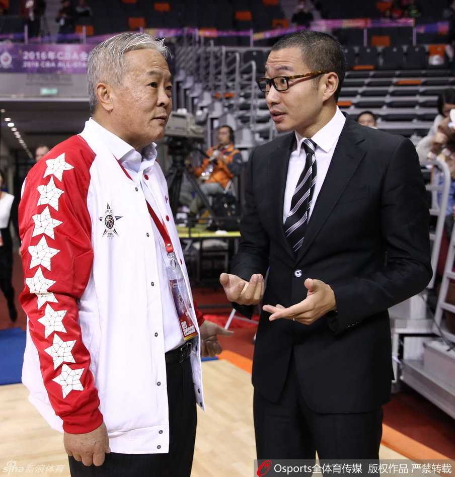 福建队的美女老总伍伯兰在场边凝神静气，干练的着装与赛场的热烈形成对比，她那优雅从容的气质，在喧嚣的球馆中显得独具一格。