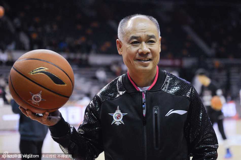 看台上的名宿们神情各异，有人为场上外援比斯利的神奇表现鼓掌，也有人为南方队的暂时落后陷入沉思，光影交错间尽显篮球的魅力。