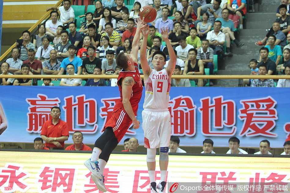 崔晋铭与对方球员在卡位中手臂纠缠，面部几乎贴在一起，双方互不相让，队友们迅速围拢过来，空气中弥漫着紧张的气息。