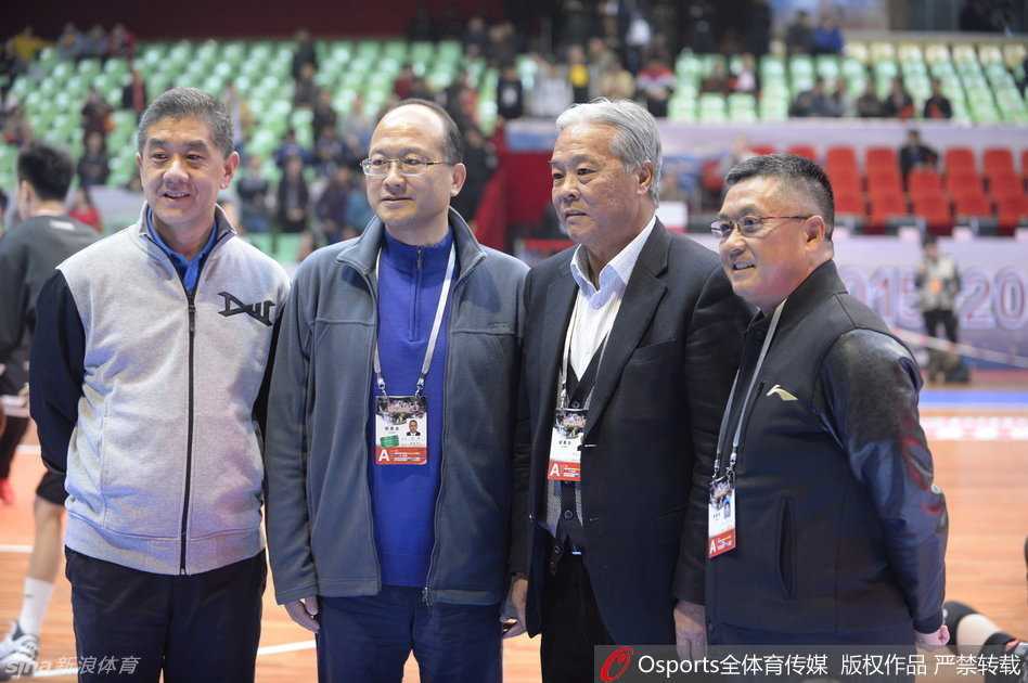 周仕强在球场通道内被热情的球迷团团围住，他面带微笑，耐心地为一位身穿四川队球衣的小球迷签名。无论球队成绩如何起伏，这位老板始终是成都球市最坚实的后盾，深受球迷爱戴