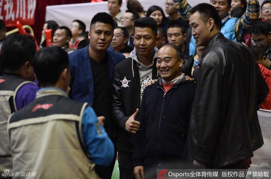 辽宁队外援哈德森在四川队严密的三人合围中强行突破，他咬紧牙关，眼神坚毅，试图撕裂对手的防线，身后的记分牌显示着两队焦灼的比分