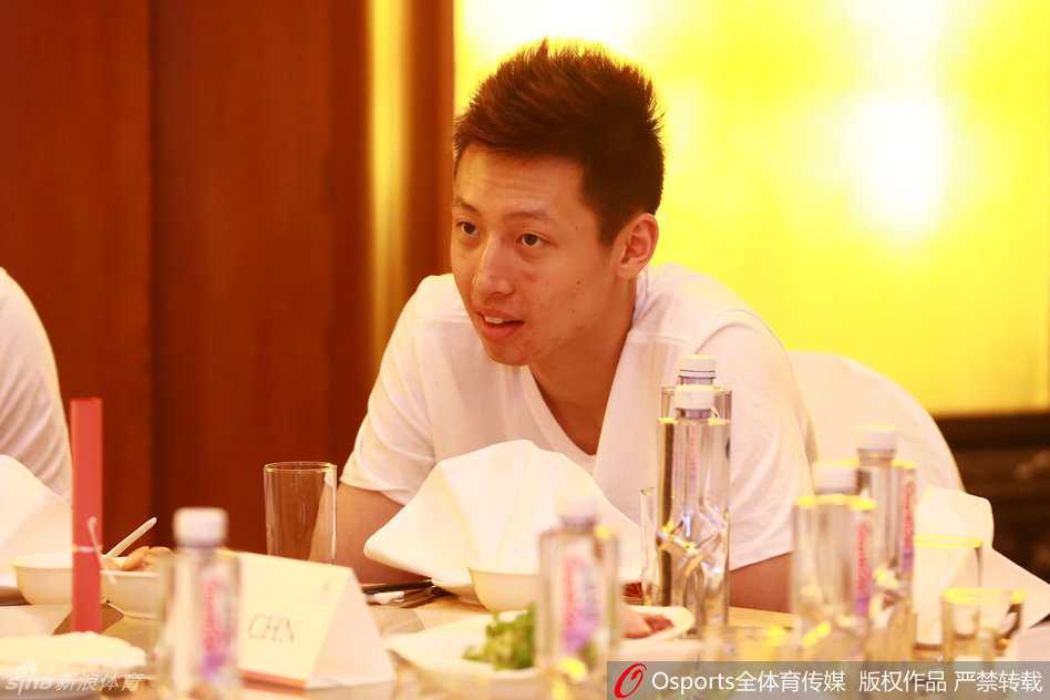 赛后颁奖仪式上，尼日利亚队员在欢庆胜利，而背景里的中国男篮队员们神情落寞，银色的奖杯倒映出不甘的侧影。