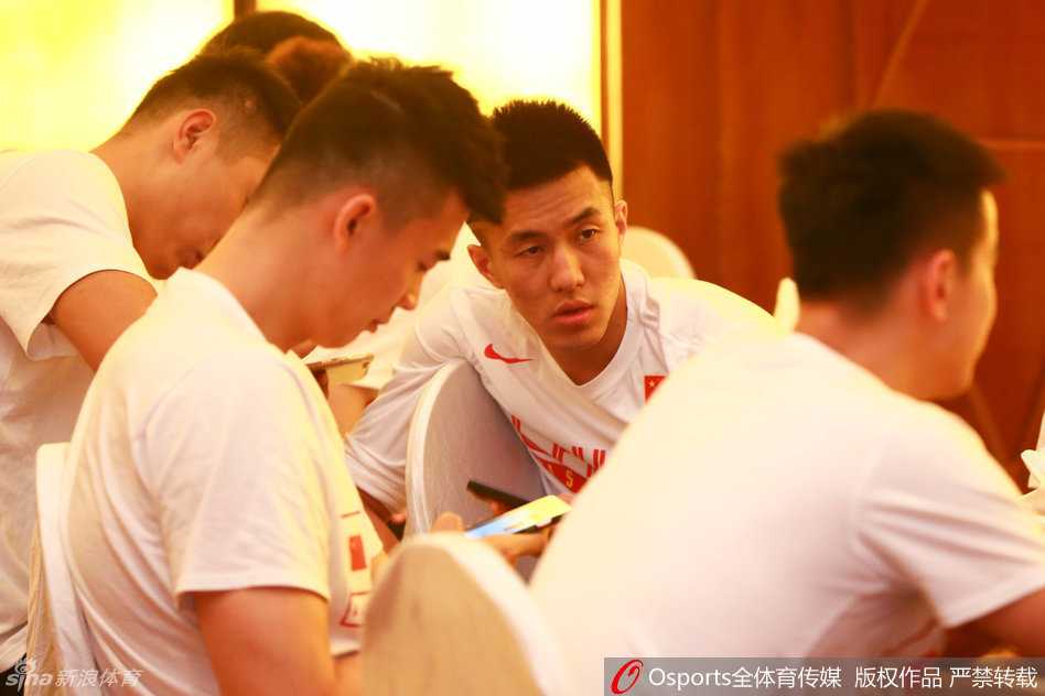 队长周鹏在场上低头沉思，他的球衣已经被汗水浸透，领口紧紧贴在胸前，透着一股沉重的责任感。