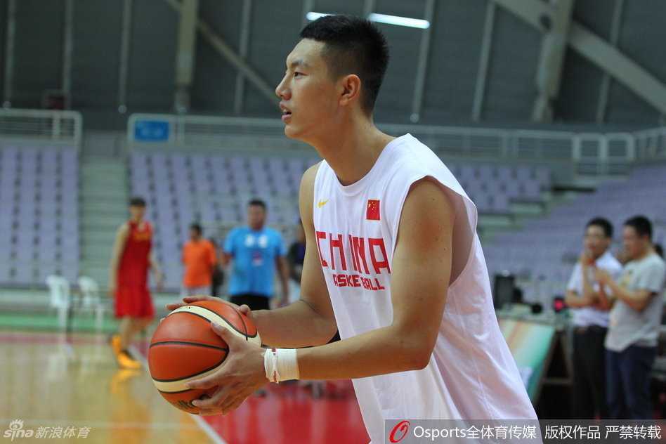 周琦在三分线外张手投篮，修长的身形和柔和的手感在这一刻完美结合，篮网泛起的白浪是他无声的宣言。