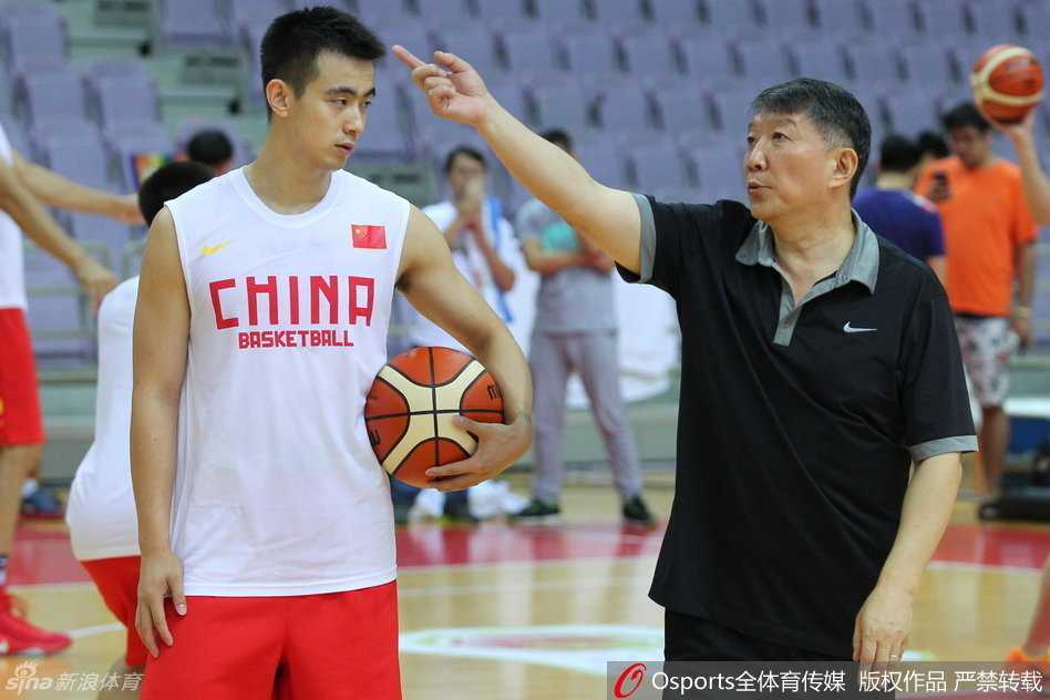 主教练宫鲁鸣正拉着赵继伟耳提面命，老帅的手势在空中划出战术路线，年轻的后卫眼神专注，聆听赛前的最后部署。