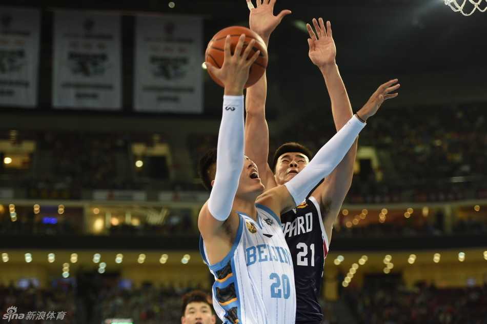 李慕豪高高跃起，像发射的火箭般遮天蔽日，直接将莫里斯的投篮扇飞，这记大帽捍卫了深圳队禁区的最后尊严。