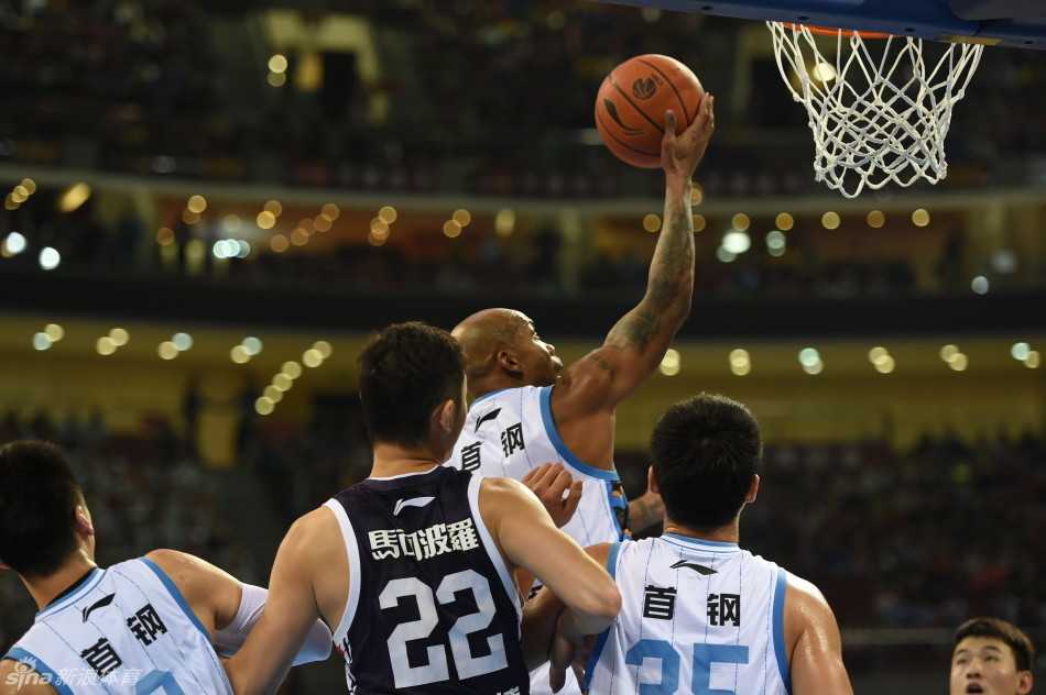 在球队陷入得分荒时，翟晓川如同从天而降的奇兵，他在篮下用强壮的身体扛开防守，强硬地将球放入篮筐，为球队续上了宝贵的火力。