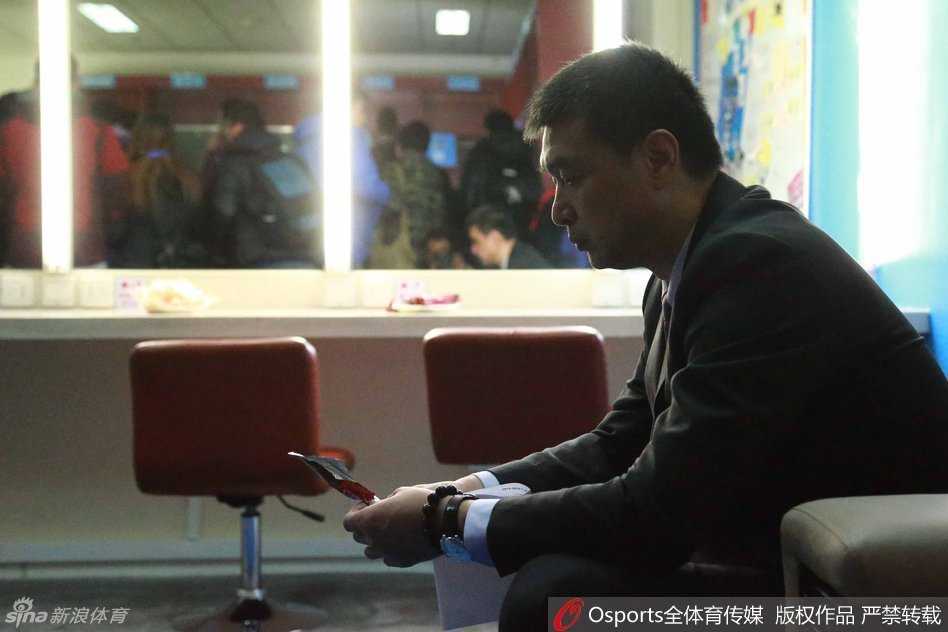 五棵松的寂静:北京首钢季后赛主场惜败新疆,失落写满脸庞 主教练闵鹿蕾在场边失落发呆,眼神空洞地看着场内,他不敢相信精心布置的战术被对手的疯狂三分潮彻底打乱。