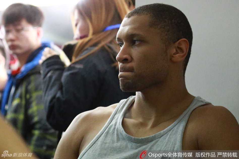 五棵松的寂静:北京首钢季后赛主场惜败新疆,失落写满脸庞 大外援莫里斯神情呆滞,眼神放空,布拉切的39分如同一座大山压在他的心头,让这位常规赛的功臣也陷入了深深的自责。