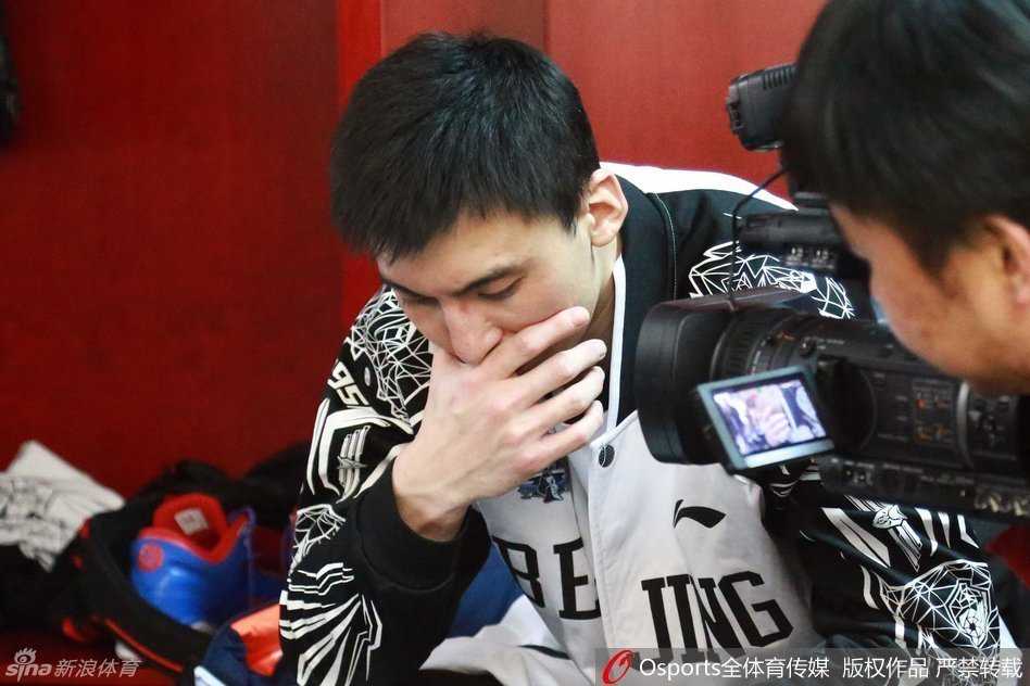 五棵松的寂静:北京首钢季后赛主场惜败新疆,失落写满脸庞 吉喆在替补席上独自掩面,球衣遮挡不住他内心的波澜,那是对关键犯规的懊恼,也是对胜利渴望却不可得的深深无奈。