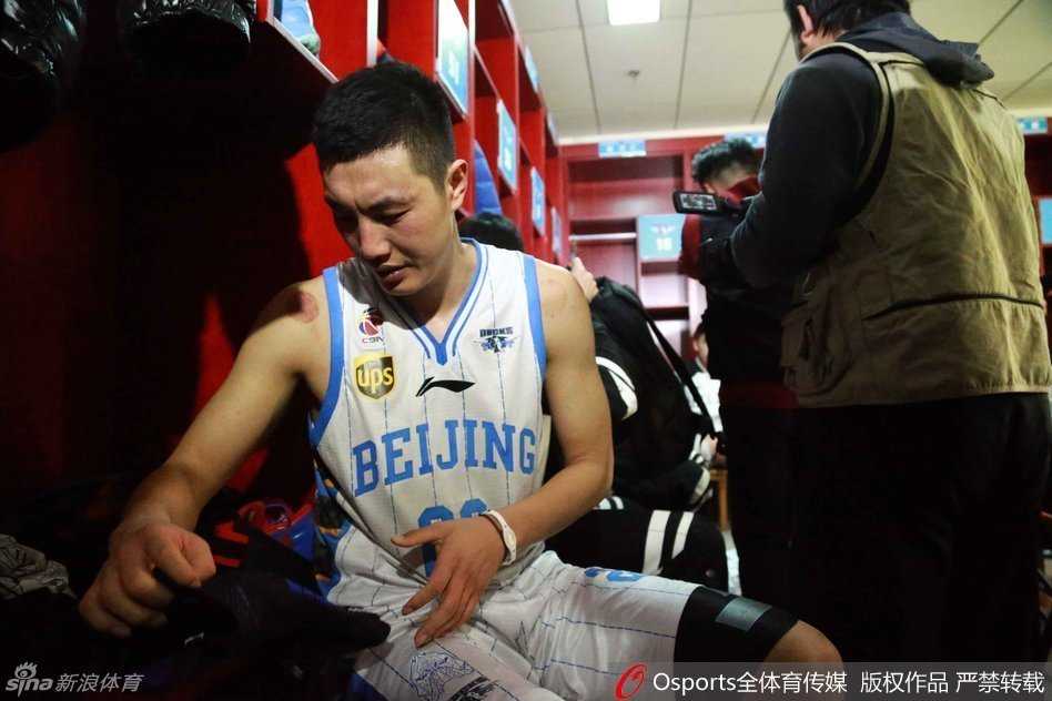 五棵松的寂静:北京首钢季后赛主场惜败新疆,失落写满脸庞 翟晓川表情失落,汗水浸湿了他的球衣,尽管砍下21分,但胜利的溜走让这位拼命三郎难掩沮丧。
