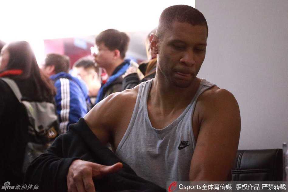 五棵松的寂静:北京首钢季后赛主场惜败新疆,失落写满脸庞 莫里斯面色沉重,他紧咬着牙关,尽管数据依然可观,但面对布莱切的狂暴表现,内心的挫败感难以掩饰。