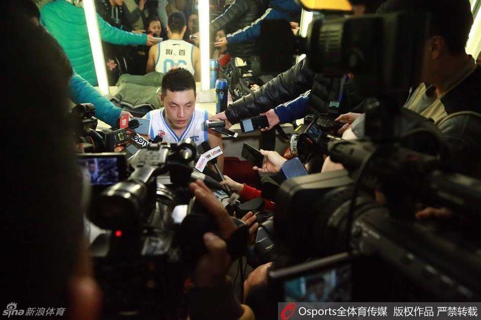 五棵松的寂静:北京首钢季后赛主场惜败新疆,失落写满脸庞 张松涛神色失落,他在内线的轮转中拼尽全力,却依然无法阻挡对手的狂轰滥炸,背影写满了无奈。